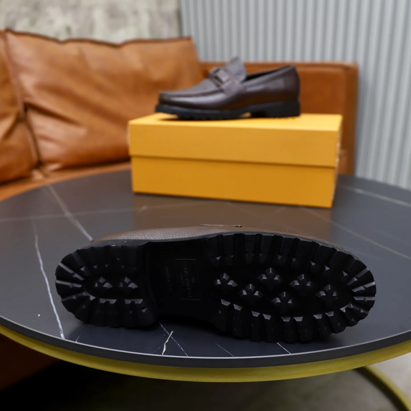 Ex-factory price: 600💰Louis Vuitton LV men's classic Oxford shoes, men's business formal boutique leather shoes, classic style, almond kernel exquisite toe, ultimate art, the whole shoe is made of imported cow leather (open edge beads), carefully selected, fine pores, excellent gloss, soft texture, strong toughness, durable and not easy to deform, apricot fetal cowhide leather lining, soft and comfortable, sweat-absorbent and breathable. Foam outsole, original box and dust bag packaging! Size: 38–44 (45/46 customized)